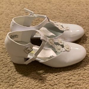 First comunión white dress, veil and shoes